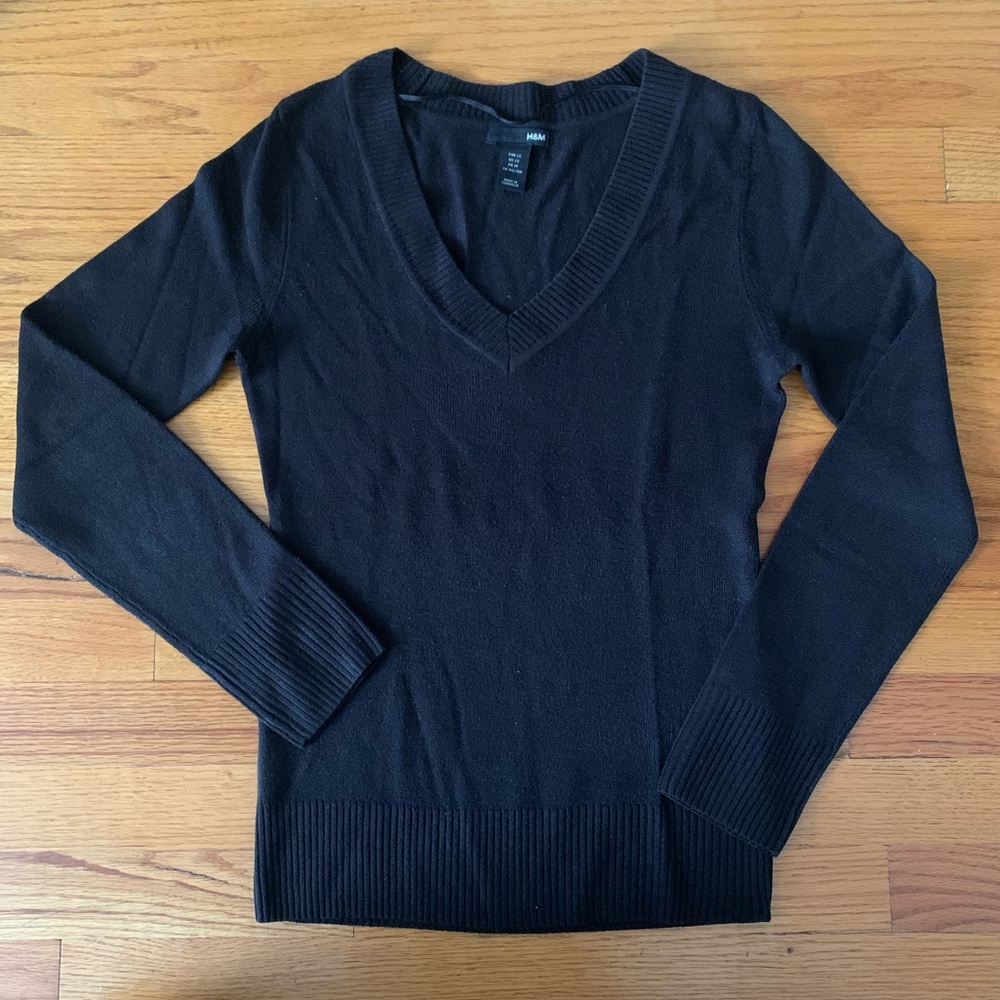 BOGO 🌿 H&M Black V Neck Sweater